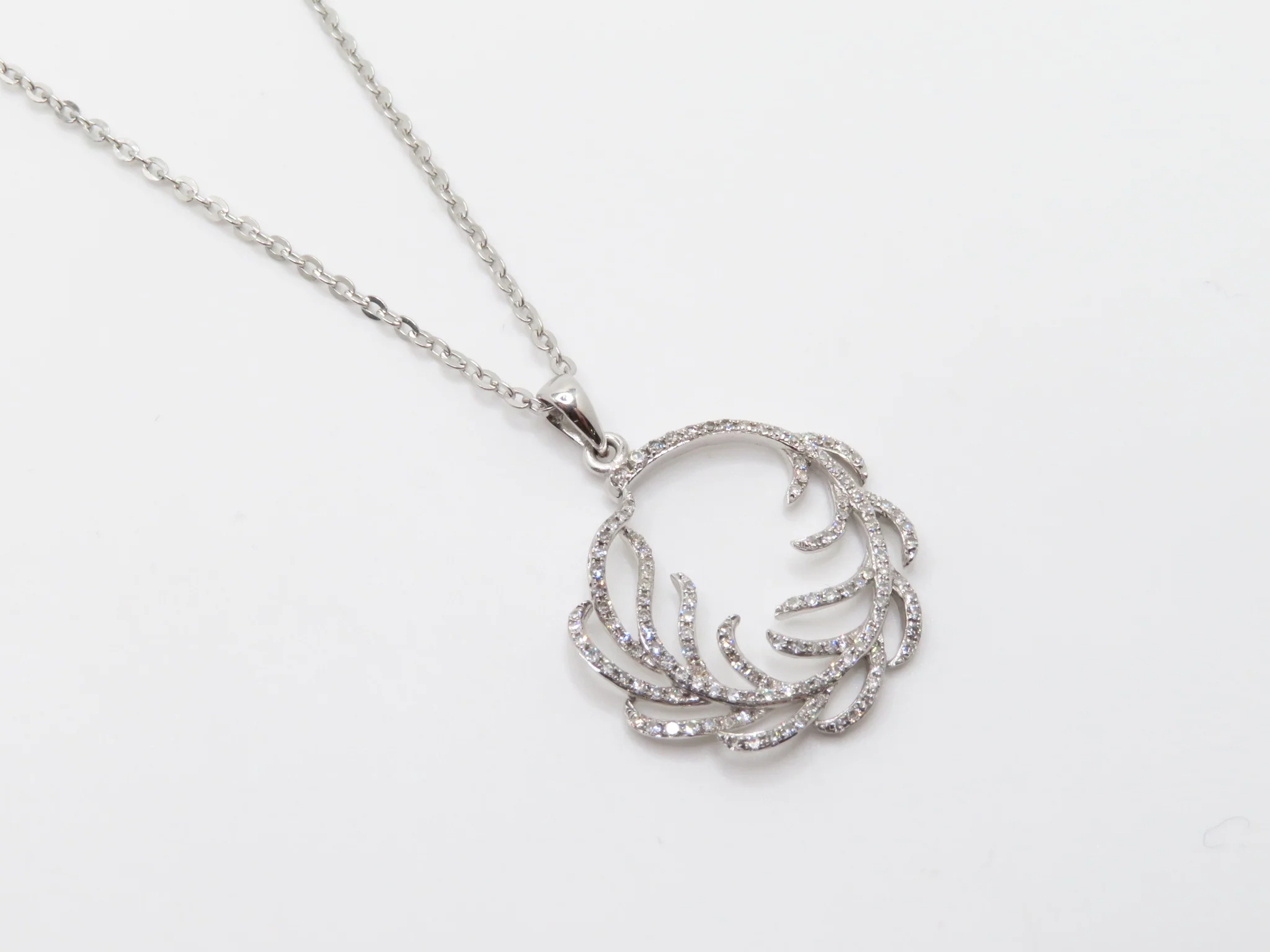 14k Diamond Wreath Necklace - Image 4